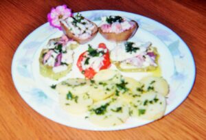 insalata-di-mare-in-verdure-al-forno-e-contorno-di-patate-alle-erbe
